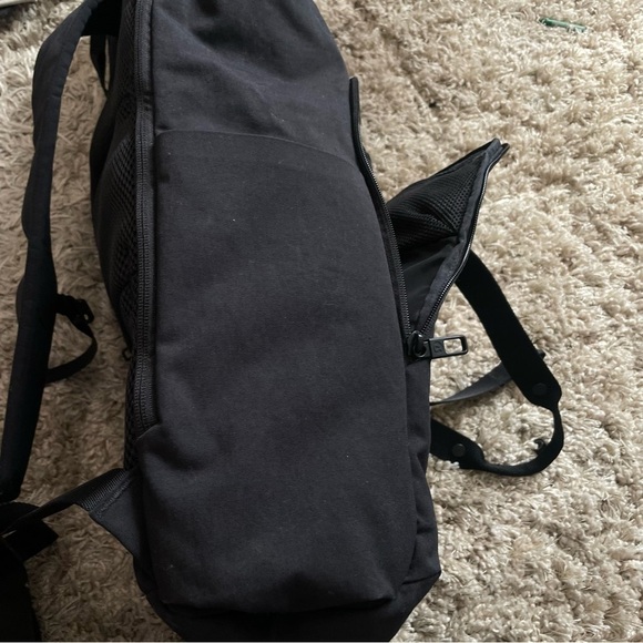 Lululemon Early Embark Mens Black Backpack with luggage strap - Picture 8 of 13